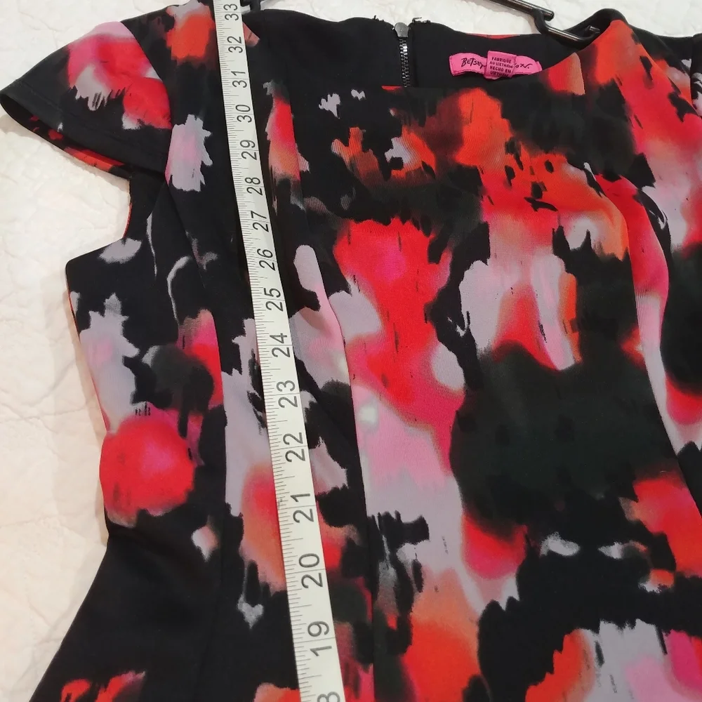 Betsey Johnson flirty abstract red & black swing dress w/ cap sleeves size 2